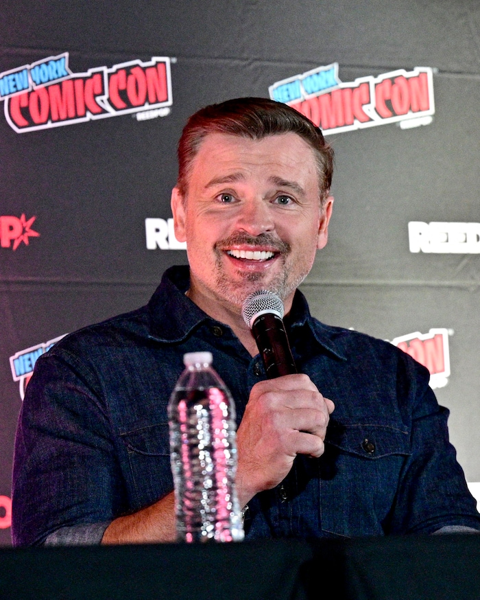 Tom Welling war zum anstehenden 25-Jahr-Jubiläum von „Smallville“ auf der Comic Con in New York ...