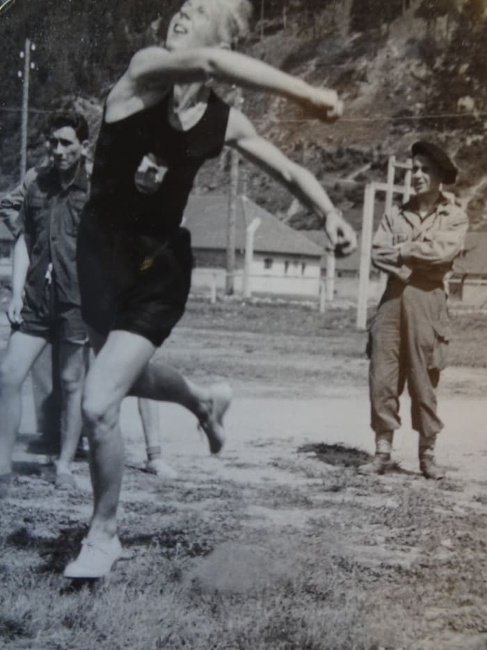 Leichtathletik-Wettkampf unter den Augen der Besatzungssoldaten.