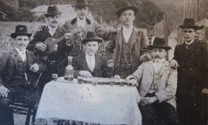 Ob traditionelle Klänge dieser Sangesgruppe um Emil Mrazek um 1910 ...