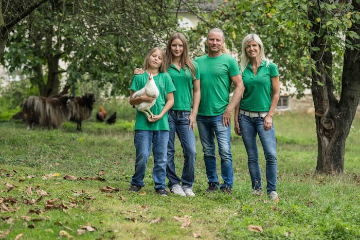 Die Familie zieht an einem Strang für eine bessere Welt.