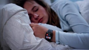 Nachts zeichnet die „intelligente Armbanduhr“ viele persönliche Daten auf. 