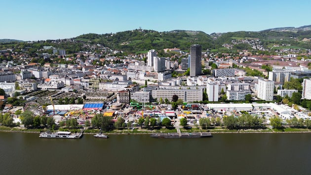 Der Pöstlingberg im Hintergrund, das Urfahraner Jahrmarktgelände vorne. Das alleine macht die ...