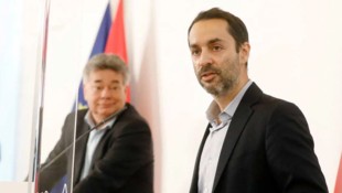 Marc Schimpel (r. mit Werner Kogler) soll im Rathaus Klagenfurt Christoph Wutte als ...