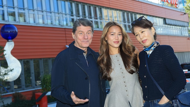 Sehr stolz auf Töchterchen Mina (Mi.): Christian Spatzek und Gattin Sun Young (re.)