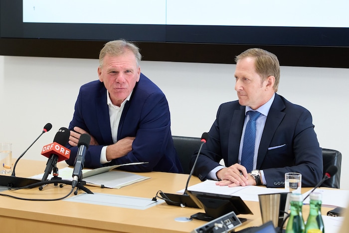 Die E-Control-Vorstände Michael Strebl (li.) und Alfons Haber sprechen von der „größten ...