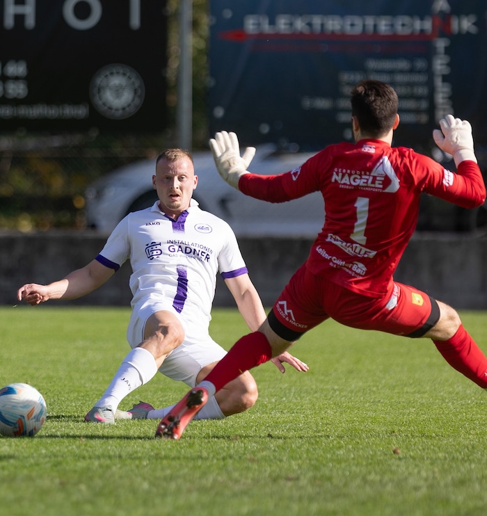 Marvin Schöpf (l.) vergab einen Elfer gegen Daniel Mittermair (r.).