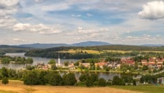 Am Lipno-Stausee in Südböhmen wurden historische Spuren eines Dorfes sichtbar, das beim Bau des ...