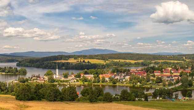 Am Lipno-Stausee in Südböhmen wurden historische Spuren eines Dorfes sichtbar, das beim Bau des ...