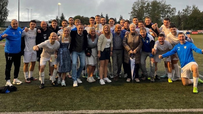 Zum Abschied gab‘s noch ein Gruppenfoto mit dem SV Bürmoos.
