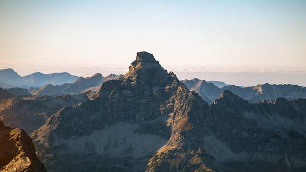 Durch den Gipfel des Hochvogels zieht sich ein großer Spalt.