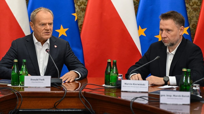 Innenminister Marcin Kierwinski (links) bei einem Briefing des polnischen Regierungschefs Donald ...