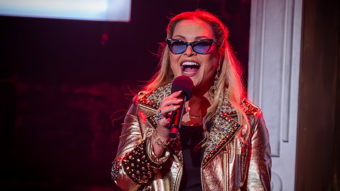 Gut gelaunt in Gold-Jacke und blauer Sonnenbrille: Anastacia ist für jeden Spaß zu haben.