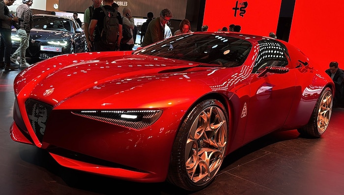 Das „rote Herz“ bringt das Blut in Wallung: Der „Cuorerosso“ ist eine Studie von Alfa Romeo. Mit ...
