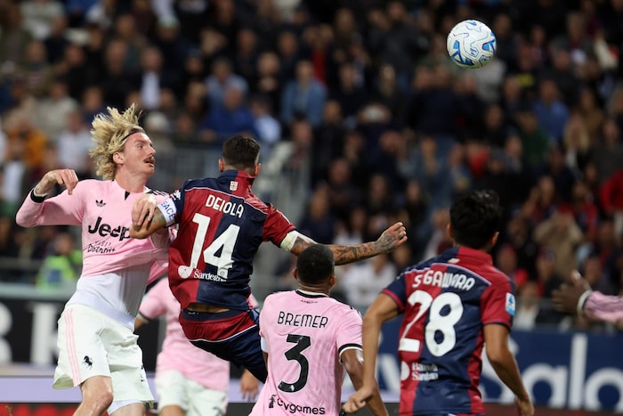 Nick Woltemade (l.) ließ gegen Cagliari Calcio eine Topchance aus.