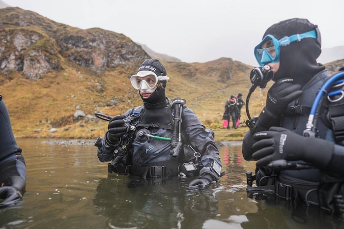 Die Taucher mussten dem kalten Wasser und der trüben Sicht trotzen.