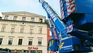 Ein riesiger Schwerlastkran hebt die Einzelteile über das Bankgebäude in den Innenhof