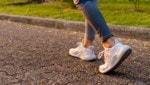 Die Frau wurde beim Joggen von hinten gepackt und zu Boden gerissen (Symbolbild).