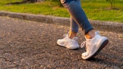 Die Frau wurde beim Joggen von hinten gepackt und zu Boden gerissen. (Symbolbild)