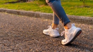 Die Frau wurde beim Joggen von hinten gepackt und zu Boden gerissen (Symbolbild).