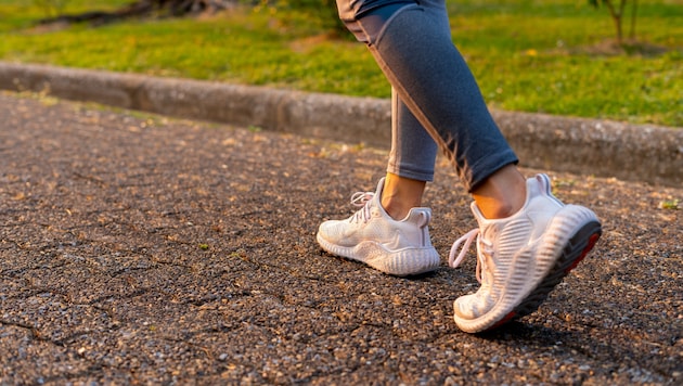 Die Frau wurde beim Joggen von hinten gepackt und zu Boden gerissen (Symbolbild).