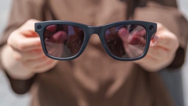 Smartglasses an Schulen? Der Bildungsminister lässt jetzt ein Verbot prüfen. © euro