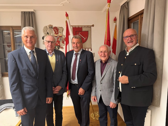 Seymann mit Bezirkschef Bernd Riepan und den ehemaligen Bürgermeistern Georg Kerschbaumer, Karl ...