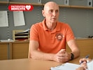 Ehrlich erzählt er seiner Neurologin von seiner Erkrankung und wie er damit zurechtkommt.