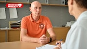 Ehrlich erzählt er seiner Neurologin von seiner Erkrankung und wie er damit zurechtkommt.
