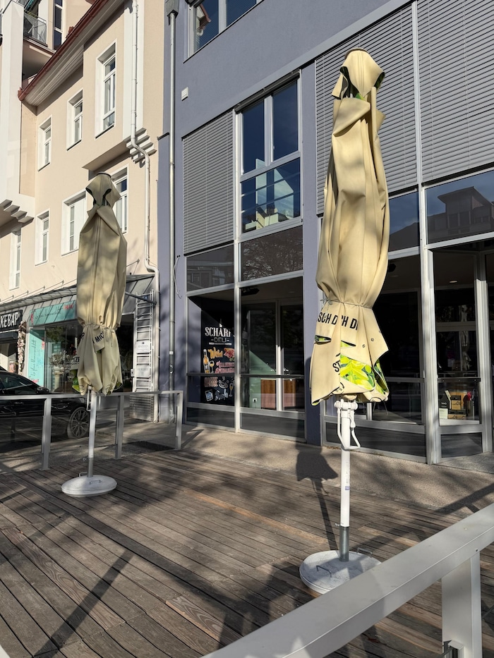 Besonders im Sommer wurde die Terrasse beim „Scharf‘s Deli“ gerne von den Gästen genutzt. ...