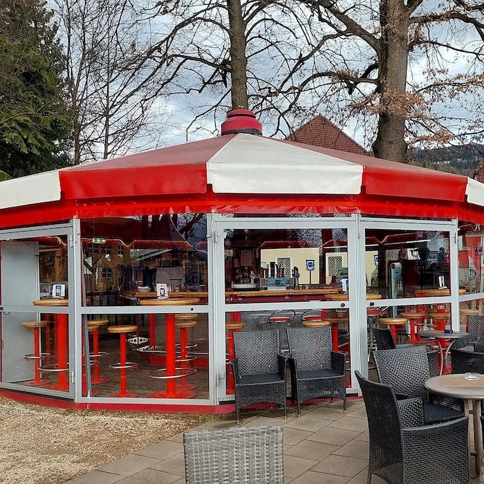 Das Dach des „Parkcafé“-Pavillon kann je nach Wetterlage geöffnet werden.
