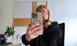 Böses Erwachen für die Frau, als sich der Anruf als Betrug herausstellte (Symbolbild). 