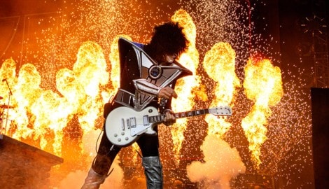 KISS-Gitarrist Tommy Thayer vor der Feuersbrunst – so kennt und liebt man die Shows der ...