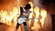 KISS-Gitarrist Tommy Thayer vor der Feuersbrunst – so kennt und liebt man die Shows der ...