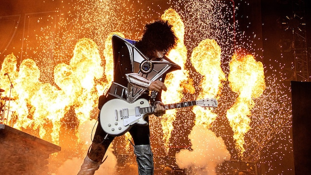 KISS-Gitarrist Tommy Thayer vor der Feuersbrunst – so kennt und liebt man die Shows der ...