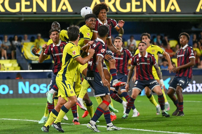 Ndukwe (höchster Springer im Bild) soll wertvolle Erfahrungen La Liga sammeln.