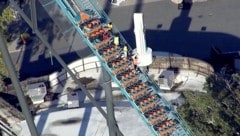 Nach dem schrecklichen Unglück mussten die anderen Fahrgäste die Achterbahn über eine Treppe ...