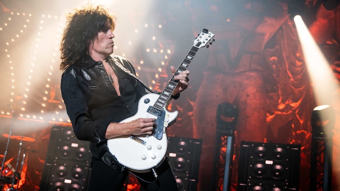 Auch ungeschminkt lässt es sich gut rocken: Tommy Thayer ist auf der Bühne für KISS seit jeher ...