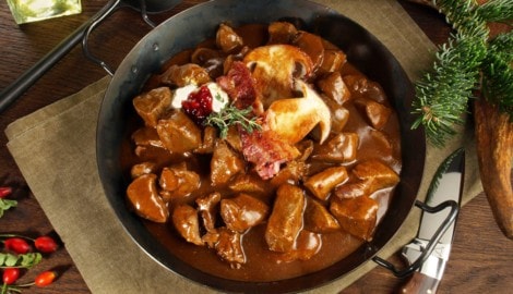 Als passende Beilage empfehlen sich Spätzle, Semmelknödel, breite Bandnudeln oder Rotkraut.
