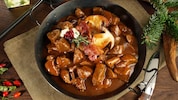 Als passende Beilage empfehlen sich Spätzle, Semmelknödel, breite Bandnudeln oder Rotkraut.