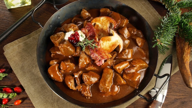 Als passende Beilage empfehlen sich Spätzle, Semmelknödel, breite Bandnudeln oder Rotkraut.