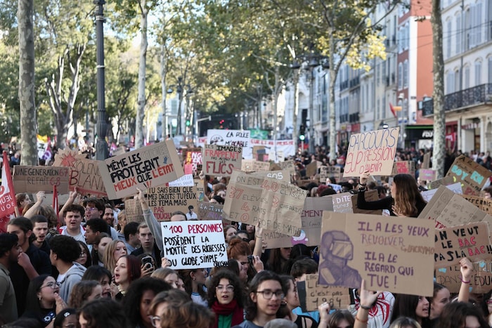 Zehntausende protestieren jedoch friedlich für ihre Anliegen.