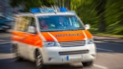 Weil er einen Notarztwagen mit Blaulicht nicht vorbeifahren ließ, muss ein Deutscher 13.500 Euro ...