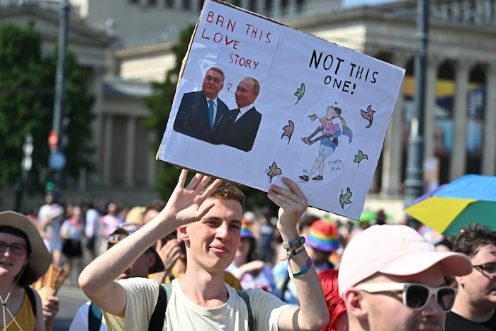Ein Teilnehmer der Pride-Parade in Budapest im Jahr 2023 fordert eine Aufhebung des ...