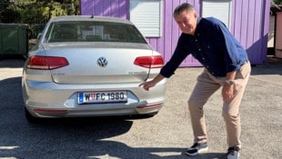 Kurt Lanscha fährt mit seinem Wunschkennzeichen.