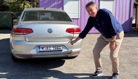 Kurt Lanscha fährt mit seinem Wunschkennzeichen.