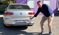 Kurt Lanscha fährt mit seinem Wunschkennzeichen.