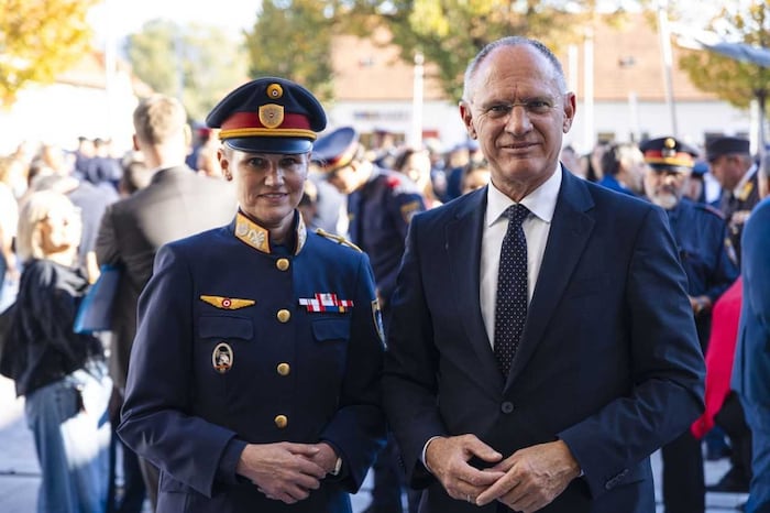 Innenminister Gerhard Karner mit Ulrike Hutsteiner Anfang Oktober bei einem Festakt in ...