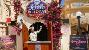 Hereinspaziert! Lorenz Büffel traut Paare nach dem Vorbild von Las Vegas in einer Wedding Chapel ...