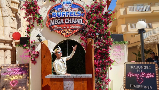 Hereinspaziert! Lorenz Büffel traut Paare nach dem Vorbild von Las Vegas in einer Wedding Chapel ...