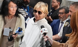 Nach ihrem Ausraster in einem Flieger und der anschließenden Festnahme erschien Selma Blair am ...